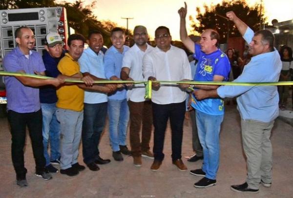 Vereadores participam de entrega das obras de pavimenta&ccedil;&atilde;o poli&eacute;drica no bairro S&atilde;o Crist&oacute;v&atilde;o.(Imagem:CMF)