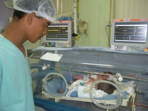 Pai de gêmeas siamesas diz que cirurgia é descartada