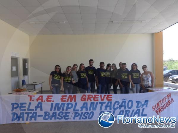 Servidores t&eacute;cnico-administrativos em educa&ccedil;&atilde;o da UFPI deflagram greve em Floriano.(Imagem:FlorianoNews)