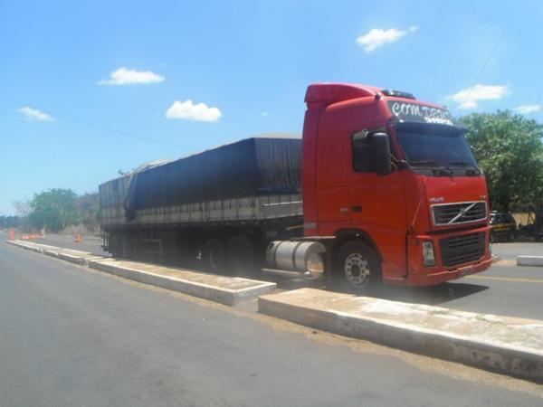 PRF apreende caminh&atilde;o por transporte de madeira ilegal em Floriano.(Imagem:FlorianoNews)