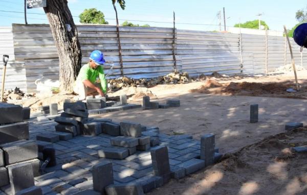 PMF acompanha trabalhos de revitalização da praça 13 de maio