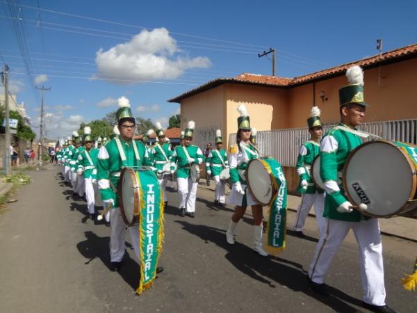 Col&eacute;gio Industrial comemora o 43&deg; anivers&aacute;rio com desfile c&iacute;vico.(Imagem:FlorianoNews)