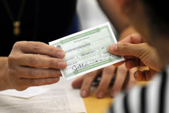 População da capital denuncia venda de senhas para tirar título eleitoral