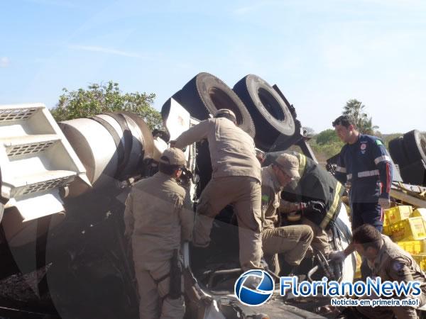 Caminh&atilde;o tomba e motorista morre em acidente na PI 140.(Imagem:FlorianoNews)