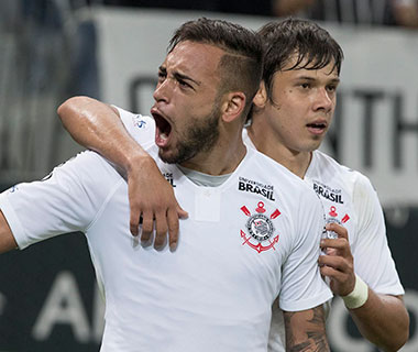Corinthians bate o Vitória e avança na Copa do Brasil