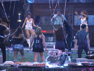 Festa com DJ Marlboro teve clima entre Rodrigão e Jaqueline e 'DR' entre Maria e Mauricio
