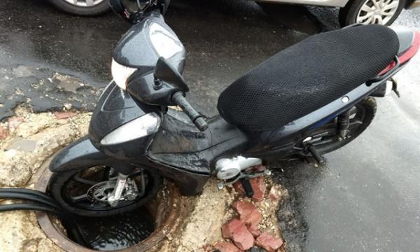 Sem sinalização, motociclista cai em bueiro aberto no Centro de Teresina