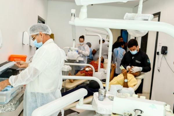 Prefeitura de Floriano entrega 100 próteses dentárias no 3º Mutirão de Saúde Bucal
