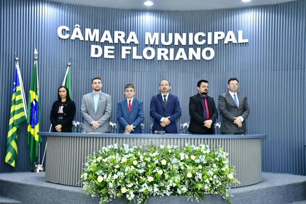 C&acirc;mara Municipal realiza sess&atilde;o solene em homenagem ao Dia do Corretor de Im&oacute;veis.(Imagem:CMF)