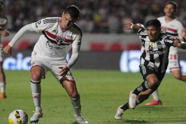 São Paulo empata com Atlético-MG e se complica na briga por vaga na Libertadores