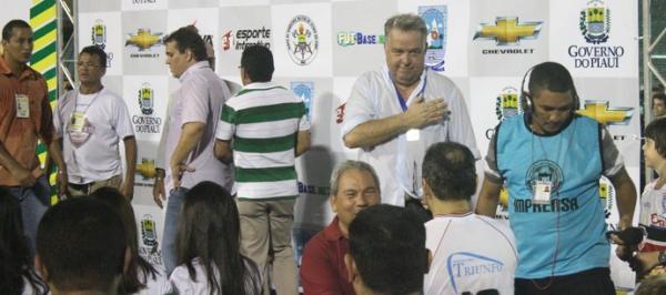 RJosu&eacute; Teixeira comemora o t&iacute;tulo e agradece ao elenco.(Imagem: Emanuele Madeira/GLOBOESPORTE.COM)