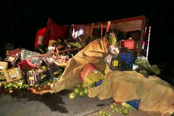 Caminhão carregado de frutas tomba na PI 213