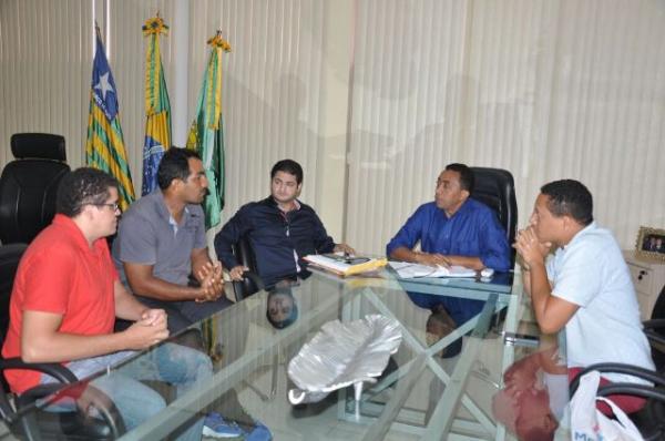 Prefeitura firma acordo para pagamento de horas extras dos vigilantes da Educação