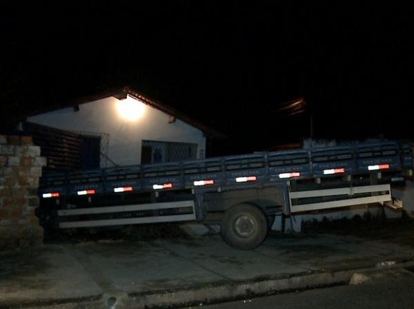 Após colisão com ônibus, caminhão derruba muros e invade casa no PI