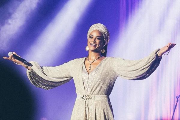 Luciana Mello propaga caso de amor com o samba no álbum ao vivo "35 anos na música"