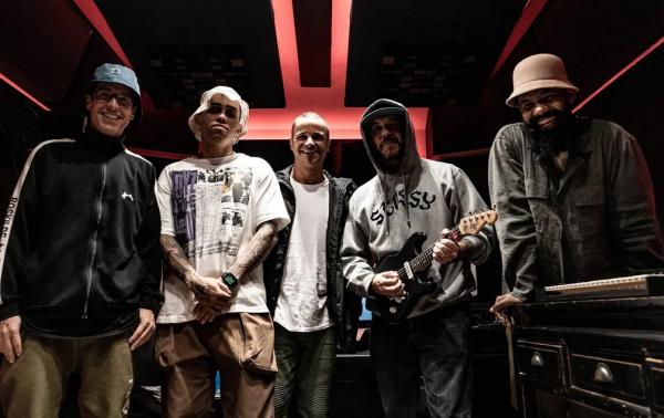 "Mosca" de Raul Seixas pousa no caldeirão fervente do primeiro single inédito da BaianaSystem com Tr