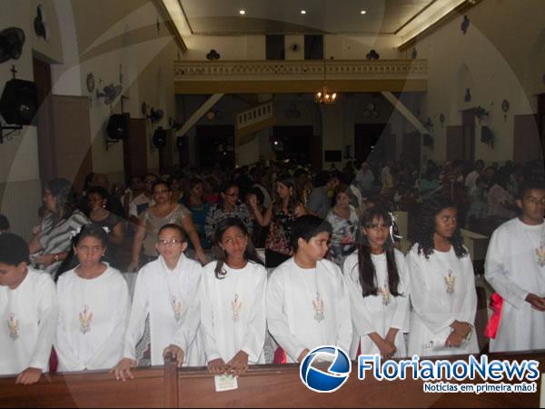 Crian&ccedil;as e jovens receberam a Primeira Eucaristia em Floriano.(Imagem:FlorianoNews)