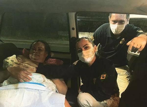 Agentes da PRF realizam parto dentro de veículo em frente a posto de fiscalização em Teresina