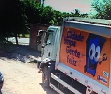 Vídeo flagra caminhão de lixo atropelando cachorro na Capital