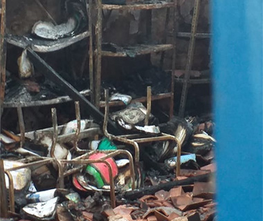 Roubo de ventiladores provoca curto e biblioteca pega fogo