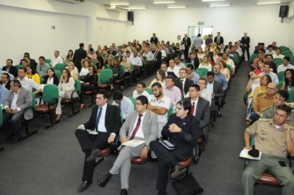 Governador participa de semin&aacute;rio sobre gest&atilde;o p&uacute;blica na APPM.(Imagem:Francisco Leal)
