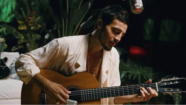 Tiago Iorc ameniza "Ciumeira" de Marília Mendonça em single de voz e violão