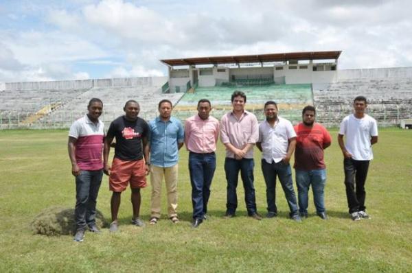 Prefeito visita Est&aacute;dio Tiber&atilde;o para acompanhar o trabalho de recupera&ccedil;&atilde;o do gramado.(Imagem:SECOM)