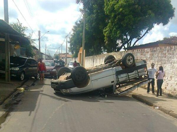 Carro capotou ap&oacute;s ser atingido por outro no bairro Dirceu II.(Imagem:Pol&iacute;cia Militar)