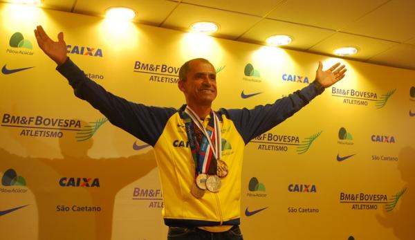 Al&eacute;m das medalhas ol&iacute;mpicas (bronze e Coubertin), Vanderlei tem dois ouros pan-americanos.(Imagem:Marcos Guerra)