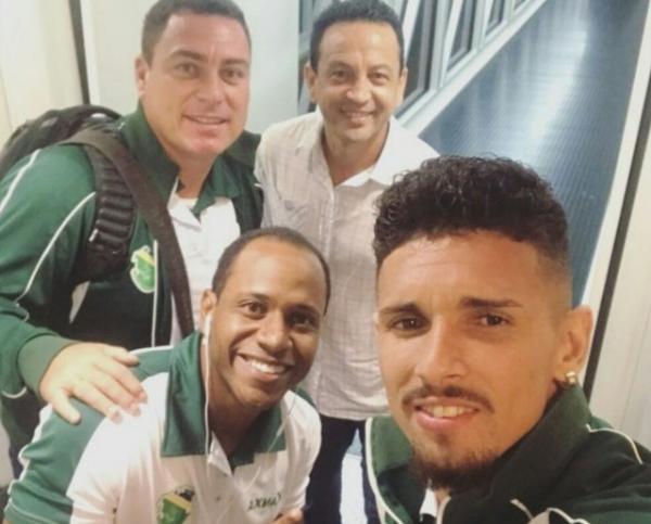 Atacante Manoel ao lado do t&eacute;cnico Kobayashi e comiss&atilde;o t&eacute;cnica.(Imagem:Reprodu&ccedil;&atilde;o/Instagram)