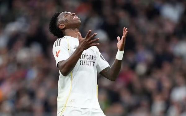 Arbeloa apoia Vini após vaias no Bernabéu e lembra: "Carregou o time nas costas e nos deu títulos"
