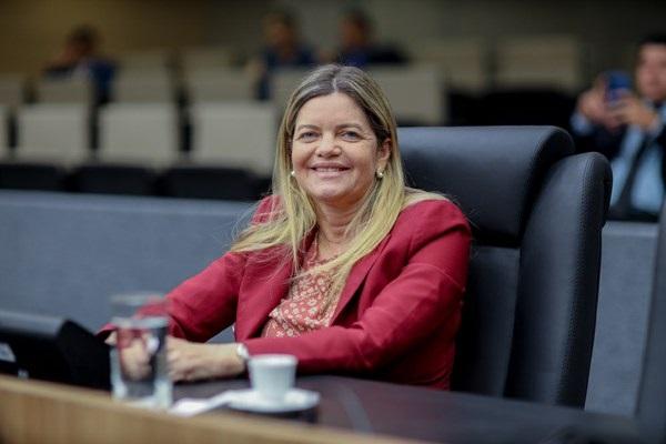 Gracinha Mão Santa entrega títulos de Cidadania Piauiense para Delegados da Polícia Civil