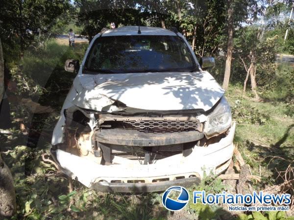 Pneu estoura e motorista bate contra &aacute;rvores na zona rural de Floriano.(Imagem:FlorianoNews)