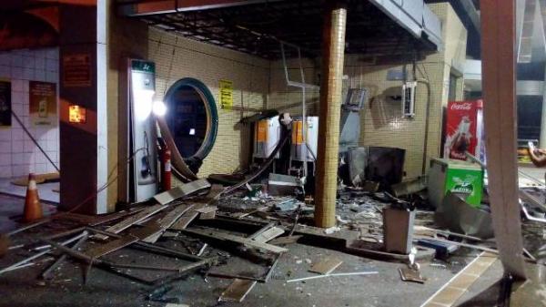 Criminosos explodem caixa eletrônico e fogem levando dinheiro em Floriano