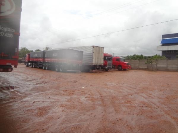 Caminhoneiros reclamam do desconforto de Atacado em Bar&atilde;o de Graja&uacute;.(Imagem:FlorianoNews)