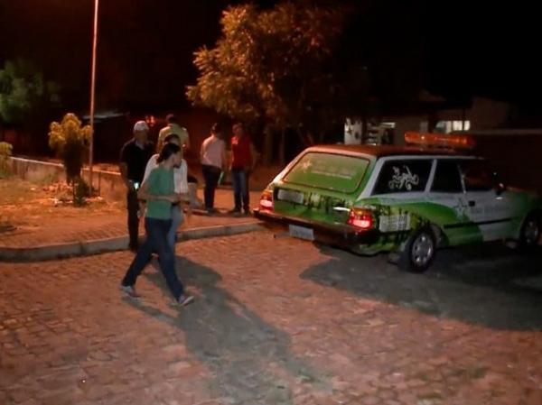 Corpo da menina &eacute; liberado ap&oacute;s autopsia no IML.(Imagem:Reprodu&ccedil;&atilde;o/TV Clube)