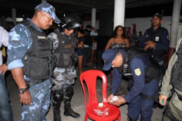 Polícia apreende 18 adolescentes e drogas em residência na Capital
