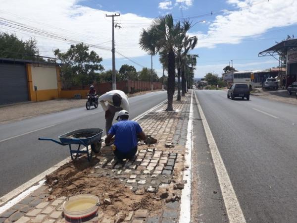 Equipes seguem na recuperação de calçamento e implantação de novo asfalto em Floriano