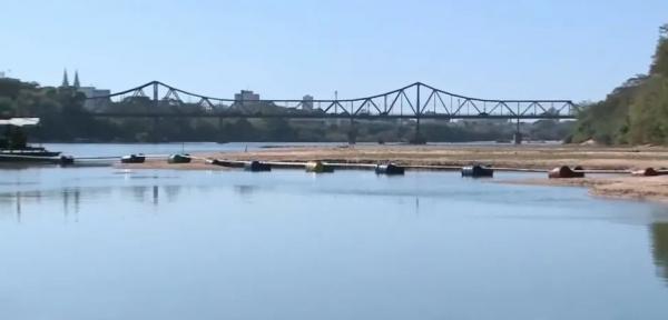 Pessoas estavam se divertindo sob a ponte Met&aacute;lica; uma das v&iacute;timas foi encontrada em banco de areia, a dezenas de metros da ponte.(Imagem:TV Clube)