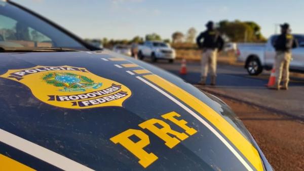 Jovem de 18 anos fica gravemente ferido após colisão entre moto e carro na BR-230, em Floriano