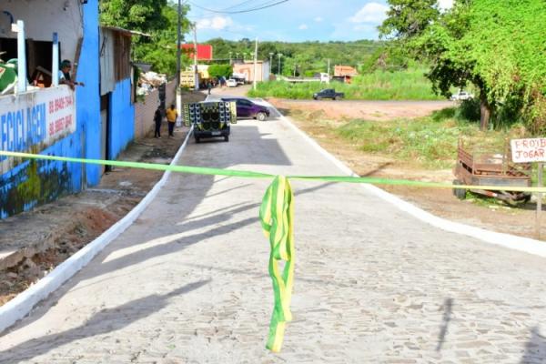 Prefeitura de Floriano entrega calçamento em importante via de acesso no bairro Cancela