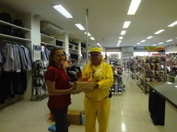 Rep&oacute;rter Amarelinho &eacute; presenteado com t&ecirc;nis amarelo.(Imagem:FlorianoNews)