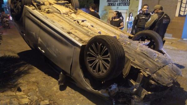 Motorista capota carro após atropelar duas pessoas no Sul do Piauí