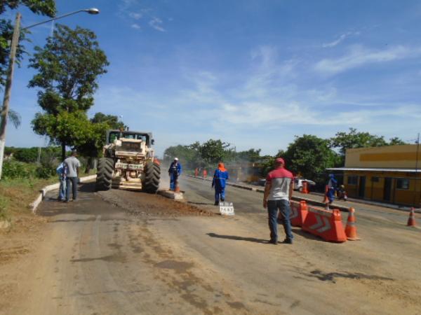 Empreiteira realiza recapeamento na BR-230 em Floriano