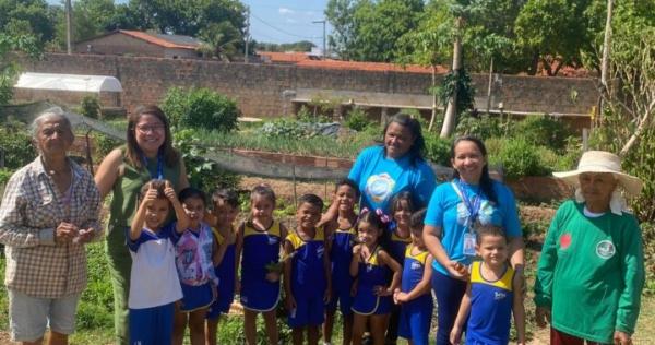 Educação e saúde em harmonia: alunos visitam horta comunitária em Floriano