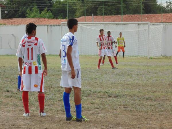 Árbitro reclama da falta de marcação em campo: "Pouca visibilidade"; vídeo