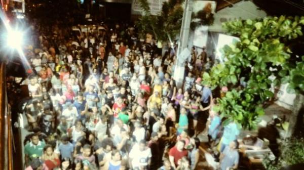 Oz Bambaz arrasta multid&atilde;o na primeira noite de carnaval em Floriano.(Imagem:FlorianoNews)
