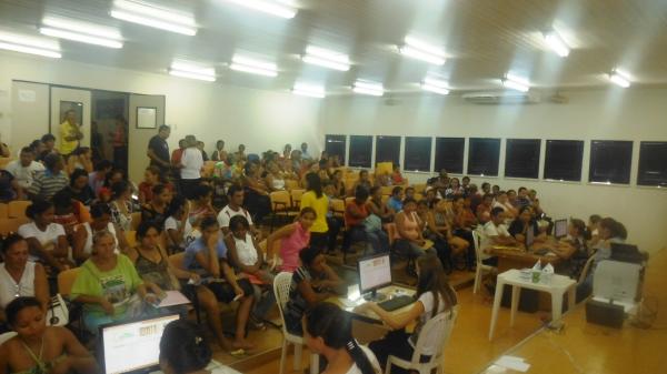 Mais de tr&ecirc;s mil cadastros s&atilde;o realizados no 1&ordm; dia de inscri&ccedil;&otilde;es no Programa Minha Casa Minha Vida.(Imagem:FlorianoNews)