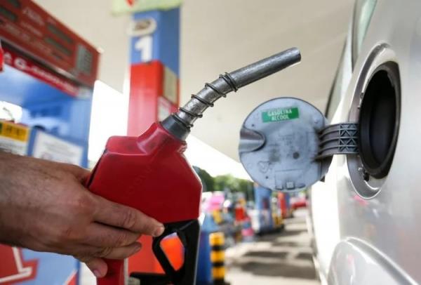 Preço da gasolina cai mais 1,8% e vai a R$ 4,88 por litro, aponta ANP