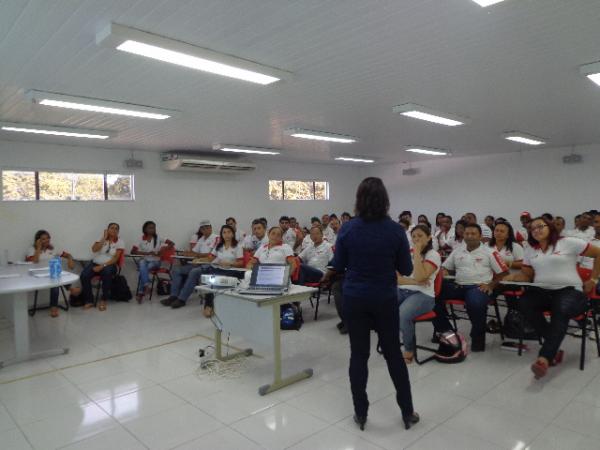 Funcion&aacute;rios da Cajueiro Motos participaram de treinamento sobre Gest&atilde;o de Pessoas e Recursos Humanos.(Imagem:FlorianoNews)